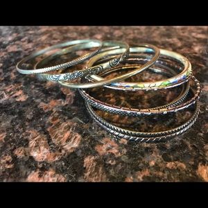 Bundle of vintage bangles😍